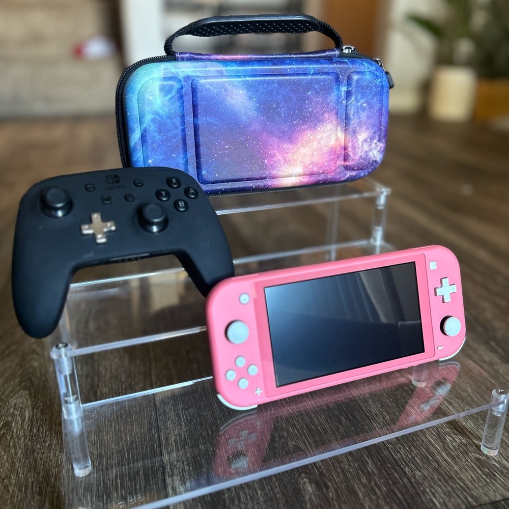 Nintendo Switch Lite W/ switch controller and carrying case & Mario Kart Deluxe!